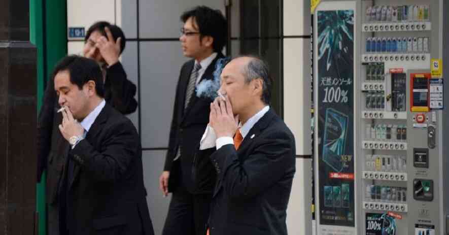 Cần ghi nhớ khi đi XKLĐ Nhật Bản - Không nói chuyện hoặc hút thuốc trên phương tiện giao thông công cộng