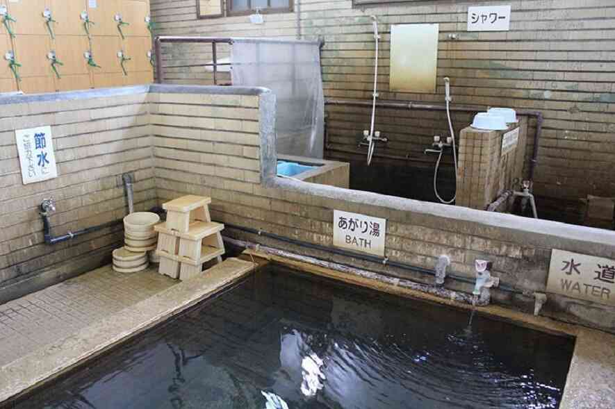 Cần ghi nhớ khi đi XKLĐ Nhật Bản - Nên tắm rửa trước khi vào bồn tắm công cộng ngâm mình